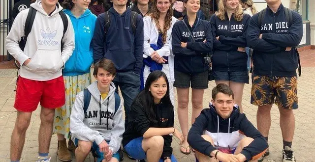 photo  les stagiaires du centre musical devant l’école de san-diego.  &copy;  cmir 