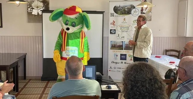 photo  la mascotte speedy et hervé quettier, lors de la présentation de l’édition 2023 du montilly sports nature festival.  &copy;  ouest-france 