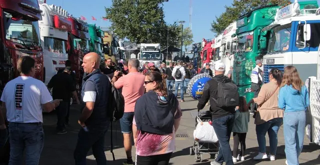 photo  le public des 24 heures camions demeure très familial.  &copy;  ouest-france 