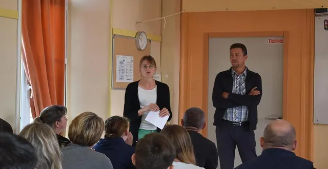 photo  marie vannier, directrice de la mfr, et guillaume emery, administrateur, accueillent les élèves de capa.  &copy;  le maine libre 