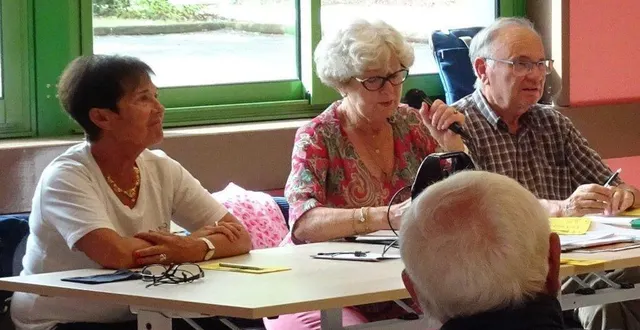 photo  élisabeth quille (à gauche), dany cerru, la présidente, et antoine bergillos, le secrétaire, lors de la réunion de rentrée de l’accueil.  &copy;  ouest-france 