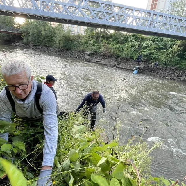 photo le niveau de la rivière étant monté à cause des pluies de ces derniers jours, l’exercice peut s’avérer un brin périlleux.  ©  ouest-france