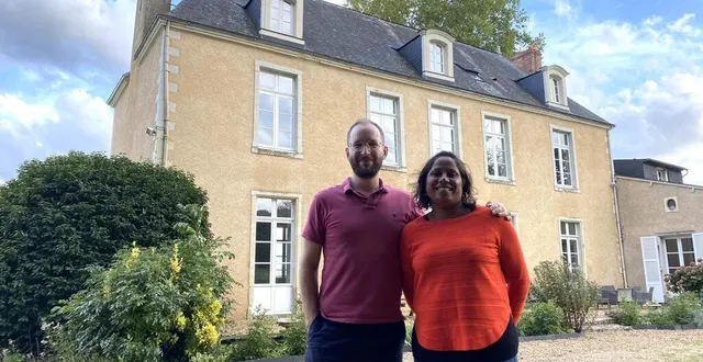 photo  le château de marigné, à bazouges-cré-sur-loir, est dans la famille de marc-antoine de la rüe du can depuis le xviiie siècle. il est ici avec vani josset, qui gère le gîte.  &copy;  ouest-france 
