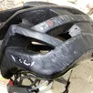 photo les impacts sur le casque témoignent de l’accident. eric l’a gardé « en souvenir, et pour dire à mes copains que le casque, c’est primordial. »