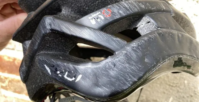 photo  les impacts sur le casque témoignent de l’accident. eric l’a gardé « en souvenir, et pour dire à mes copains que le casque, c’est primordial. »  &copy;  photo fournie par la victime 