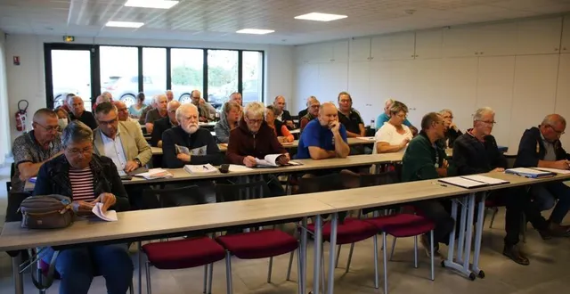 photo  les membres du comité syndical lors de la réunion d’attribution de la gestion de l’eau du syndicat intercommunal de distribution et production d’eau potable (sidpep).  &copy;  ouest-france 