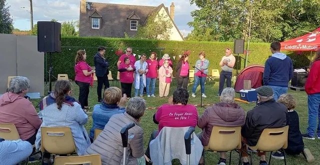 photo  des résidents en représentation. à gauche, anne denis, directrice de l’établissement, et philippe rallu, maire de sougé-le-ganelon.  &copy;  ouest-france 