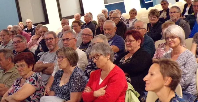 photo  les ruaudinois sont venus nombreux pour prendre connaissance du projet final du futur aménagement du centre bourg.  &copy;  le maine libre 