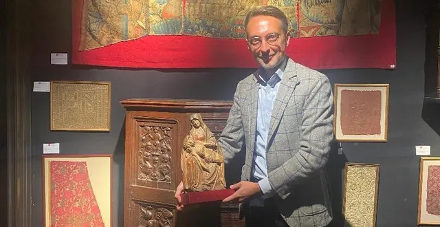 photo  raphaël courant, le commissaire-priseur angevin, au sein de la collection à paris exposée en ce moment salle drouot à paris, où il sera procédé à la vente aux enchères.  &copy;  ouest-france 