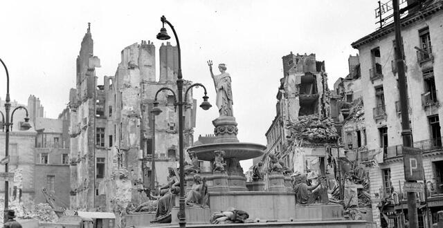 photo  les bombardement alliés sur nantes en septembre 1943 ont détruit en partie le centre-ville. 