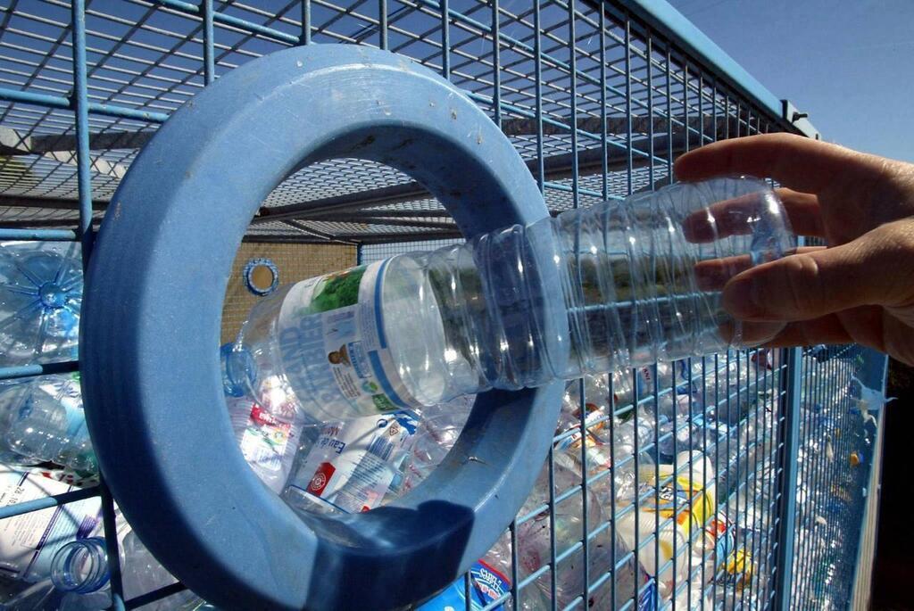 Doit-on écraser, compacter ou laisser intactes nos bouteilles en plastique  dans nos poubelles de tri ? - NeozOne