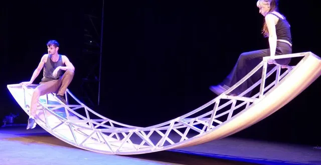 photo  gennaro (mickaël pelissier) et son amie orsini (angèle chauveau), discussion en équilibre, lors de la résidence de la houlala compagnie, mercredi 22 septembre 2023, à sablé-sur-sarthe.  &copy;  ouest-france 