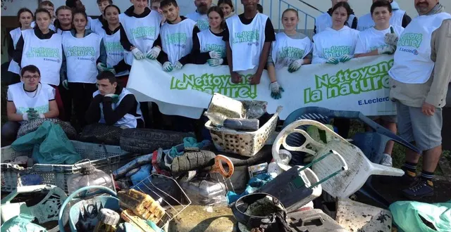 photo  les élèves de troisième pro se sont dits choqués d’une telle collecte : plus de 4 m³ de déchets divers et variés.  &copy;  le maine libre 