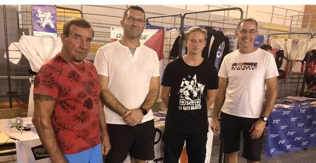 photo  le président du club, laurent richard (à droite), et une partie de son bureau au dernier forum des associations.  &copy;  le maine libre 