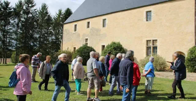 photo  pierre alleaume (à droite) a détaillé l’histoire et la restauration du manoir de couesme aux visiteurs.  &copy;  ouest-france 