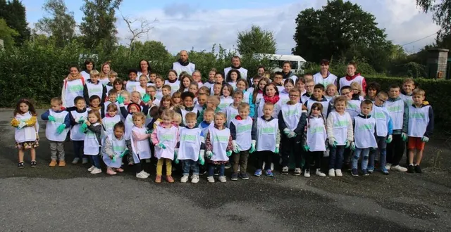 photo  entourés d’enseignants et parents, les élèves ont participé à la sauvegarde de leur environnement.  &copy;  ouest-france 