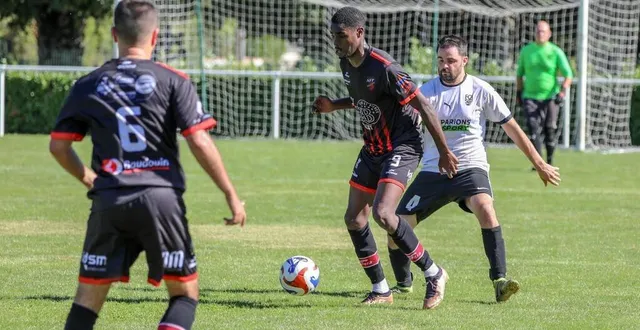 photo  dylan eugène (au centre), qui devance ici jérémy rousselot (fc sud gâtine), arbore le maillot flambant neuf noir et rouge de la nouvelle entente sportive aiffres-fors-prahecq.  &copy;  co – jordan magneron 