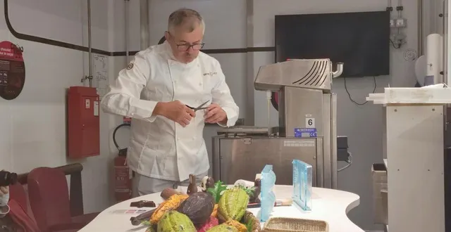 photo  philippe clemenceau, maître chocolatier chez guisabel, se fera un plaisir d’expliquer le métier lors des journées portes ouvertes de l’entreprise.  &copy;  dr 