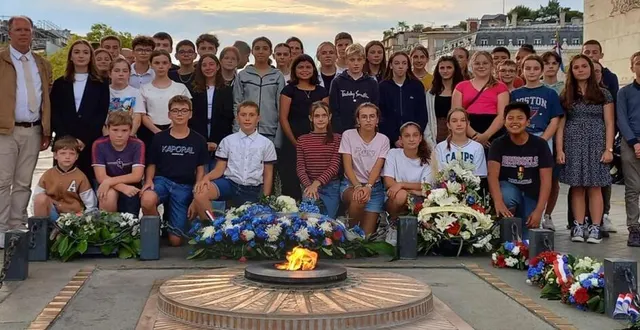 photo  les collégiens réunis devant la flamme du soldat inconnu, sous l’arc de triomphe..  &copy;  le maine libre 