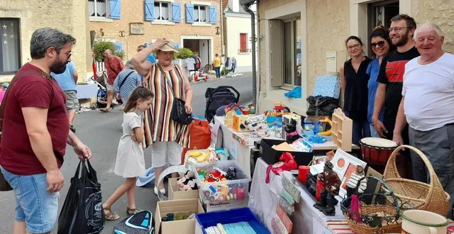 photo  marie et benjamin ont déballé devant leur maison à cette occasion.  &copy;  le maine libre 