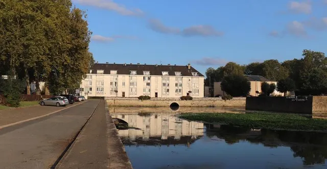 photo  à partir de 2024, le site de port luneau à la flèche devrait commencer sa mue. le but : transformer le parking qui longe le loir en promenade végétalisée.  &copy;  ouest-france 