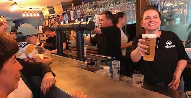 photo  charlotte soret, en charge de la tenue du bar et de la commercialisation n’a pas chômé le soir de l’inauguration où 700 litres de bière ont été servis.  &copy;  le maine libre 