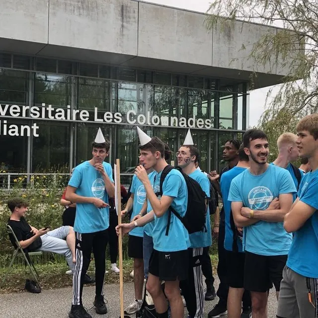 photo des étudiants de l’iut grand ouest normandie soutiennent leurs camarades à la sortie du château gonflable, lors de la première épreuve du challenge bicéphale.  ©  ouest-france