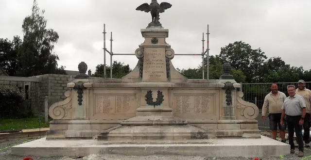 photo  lors d’une visite de chantier, de jean-luc suhard, le maire  &copy;  le maine libre 