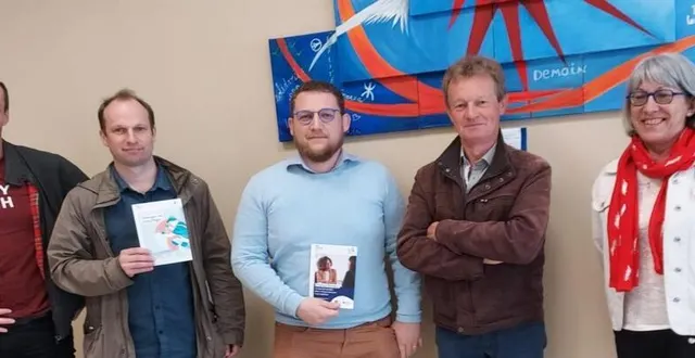 photo  ?françois vannier et corentin batrel, de france rénov’ (avec les revues) ont présenté leur projet de permanence aux élus, claudine bellenger, présidente de l’intercommunalité, le secrétaire et gérard ramage, adjoint au maire.  &copy;  ouest-france 