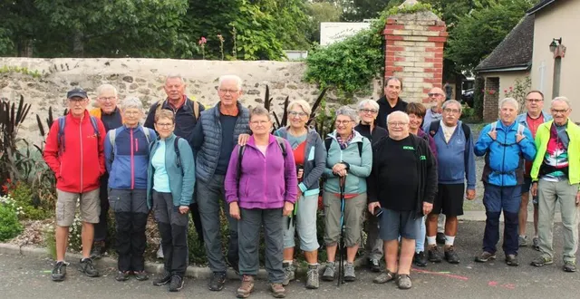 photo  vingt marcheurs au tour du belinois (ici avant leur départ de marigné-laillé).  &copy;  ouest-france 