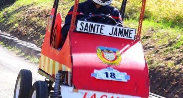 photo  les pompiers aussi étaient présents avec leur grande échelle.  &copy;  le maine libre 