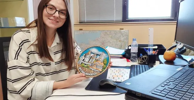 photo  mariia pavlovska à son bureau chez salesky, où elle garde cette gravure de l’église et de la mairie de drohobytch.  &copy;  le maine libre 