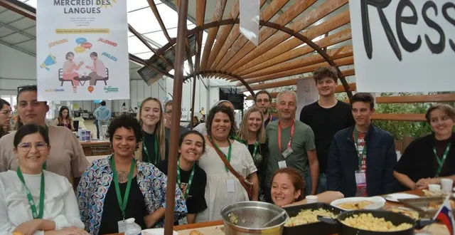 photo  philippe landais, animateur du service jeunesse le mans métropole avec des jeunes du corps européen de volontariat.  &copy;  ouest-france 
