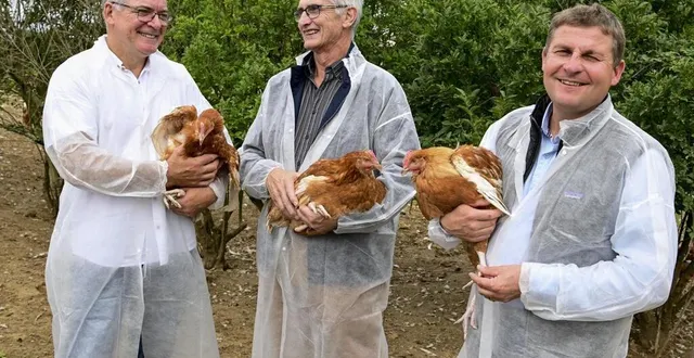 photo  philippe pancher, président des fermiers de loué (à gauche), bernard tauzia, président du syndicat national des labels avicoles de france (au centre) et benoît drouin, vice-président de la coopérative et du synalaf.  &copy;  photo le maine libre – yvon loué 