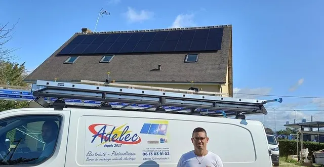 photo  adrien planchais devant l’un de ses camions et un toit nouvellement équipé.  &copy;  ouest-france 