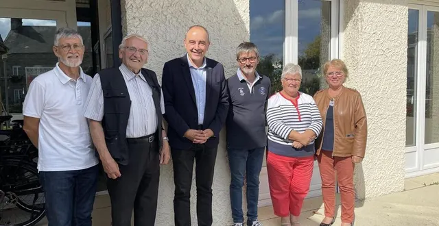 photo  guy corvée, trésorier du comité des fêtes de saint-georges-des-groseillers (orne) ; daniel hatteville, fondateur du festival d’accordéon et ancien maire de moncy ; stéphane terrier, maire de saint-georges-des-groseillers ; roger renard, brigitte hahn et martine normand, respectivement président, vice-présidente et secrétaire du comité des fêtes.  &copy;  ouest-france 