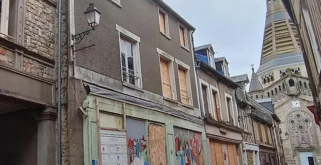 photo  les deux immeubles, des 21 et 23, rue saint-julien, vont être démolis avant reconstruction.  &copy;  ouest-france 
