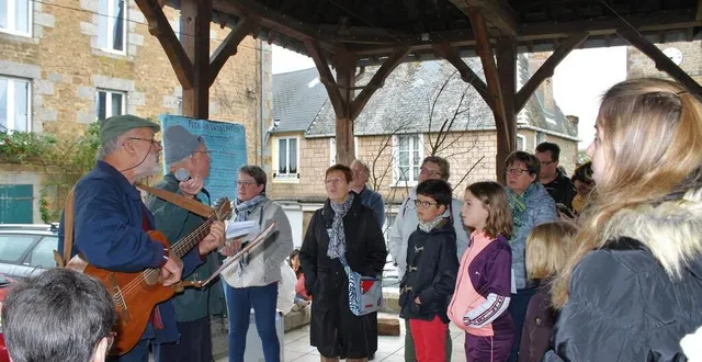 photo  un atelier lors d’une précédente édition, sous la halle, animée par les frères paul et claude (à gauche).  &copy;  fdc 