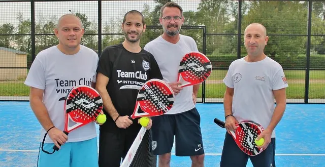photo  cédric, charles, yoan et franck font partie des joueurs qui découvrent le padel à sablé-sur-sarthe sur le terrain installé cet été et qui sera inauguré ce samedi 30 septembre 2023.  &copy;  ouest-france 