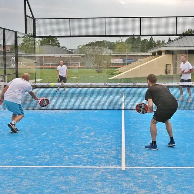 photo le padel se joue essentiellement en double, à deux contre deux, avec un comptage des points similaire à celui du tennis.  ©  ouest-france