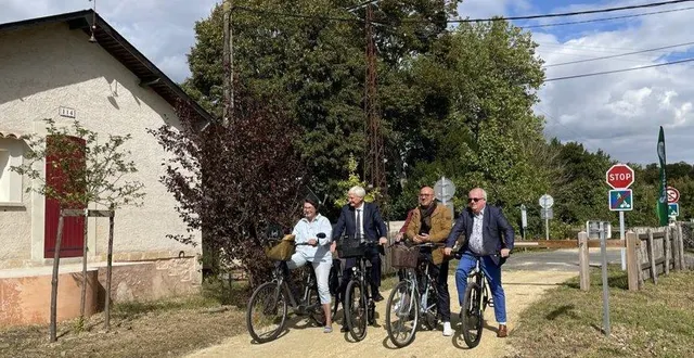 photo  les élus du département n’ont pas hésité à enfourcher un vélo pour participer à la promenade sur la voie verte.  &copy;  le maine libre 