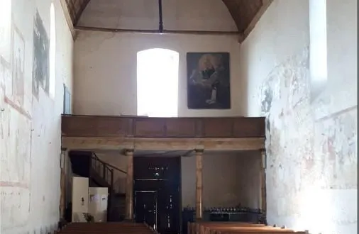 photo  le tableau du rosaire qui a besoin d’être restauré est visible au fond de l’église d’auvers-le-hamon.  &copy;  le maine libre 