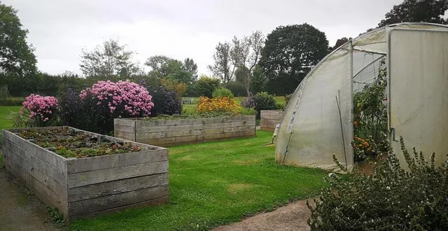 photo  un potager bio où les résidents peuvent effectuer une pause au cours de leurs promenades dans le riche parc de la résidence.  &copy;  ouest-france 