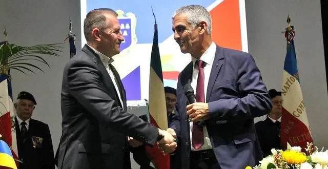 photo  taras kuchma, le maire de la ville ukrainienne de drohobytch, et daniel chevalier, le président de la communauté de communes du pays sabolien, ont officialisé leur jumelage lors d’une cérémonie, vendredi 29 septembre 2023, à sablé-sur-sarthe.  &copy;  ouest-france 
