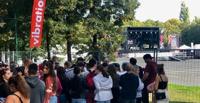 photo  ce samedi, en début d’après-midi, de chaque côté du parking des jacobins, plusieurs dizaines de fans attendent l’ouverture des portes du tour vibration au mans, prévue à 18 heures, avant le concert d’une flopée d’artistes allant de black m à vitaa, en passant par vianney, keblack ou encore grégoire.  &copy;  le maine libre – yvon loué 