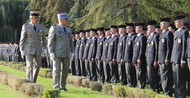 photo  le colonel hervé de solages, chef de corps du prytanée, a passé en revue les nouveaux élèves, suivi du commandant en second, le lieutenant-colonel emmanuel allard de grandmaison.  &copy;  ouest-france 