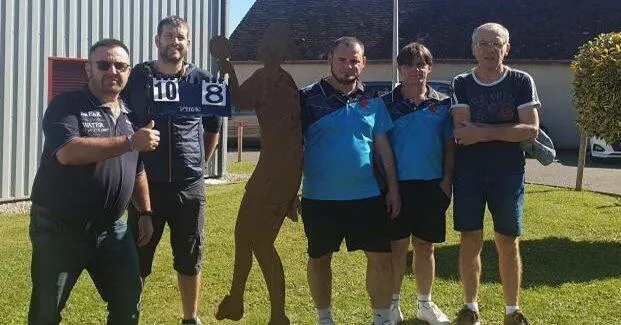 photo  de g. à dr : g. sauvage, l. meslet, g. mateus, v. joly et t. bignon (équipe de d4).  &copy;  club pongiste 