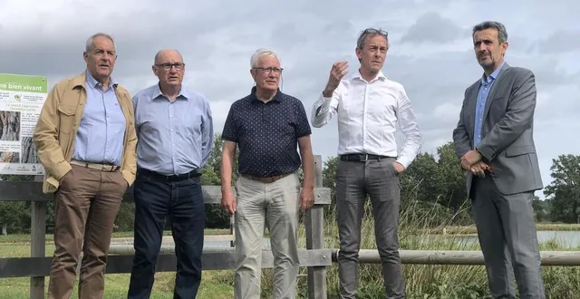 photo  fillé, mercredi 20 septembre 2023. de gauche à droite : claude roustan (président de la fnpf), jean-marc vaulée (président de la fédération départementale), andré buchou (président de la fédération régionale), jean-alexandre dachary (directeur de la fédération départementale) et hamid oumoussa (directeur de la fnpf) lors de cette visite aux rouanneraies.  &copy;  le maine libre 