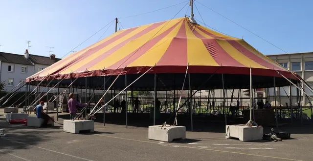 photo  le chapiteau de la houlala compagnie a pris place en plein cœur de l’ensemble scolaire saint-exupéry dans le quartier de la rocade, à sablé.  &copy;  ouest-france 