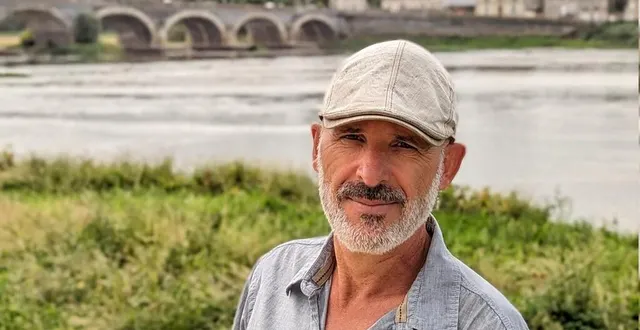 photo  étienne davodeau, sur les bords de loire, aux ponts-de-cé (près d’angers), là où commence et s’achève son nouveau récit, « loire ».  &copy;  ouest-france 